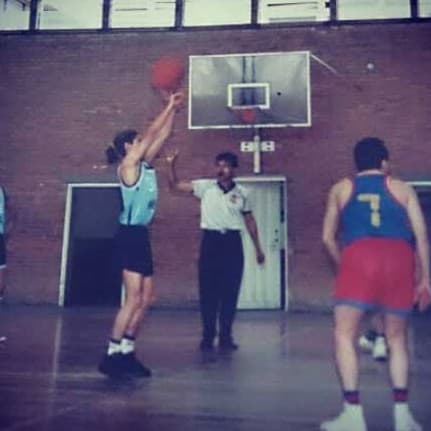 Foto vieja de Edison jugando baloncesto