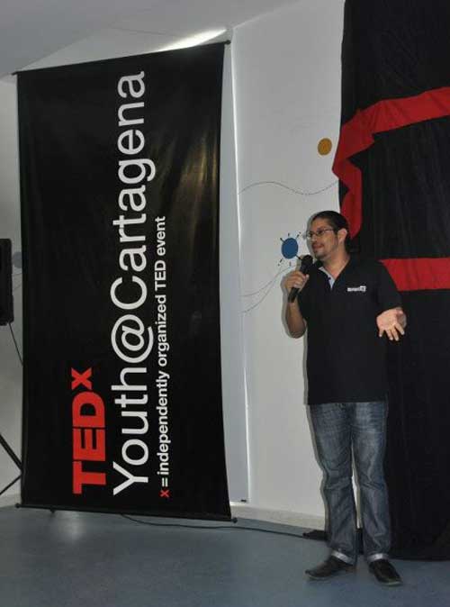Foto de conferencia en Tedx Youth Cartagena de indias